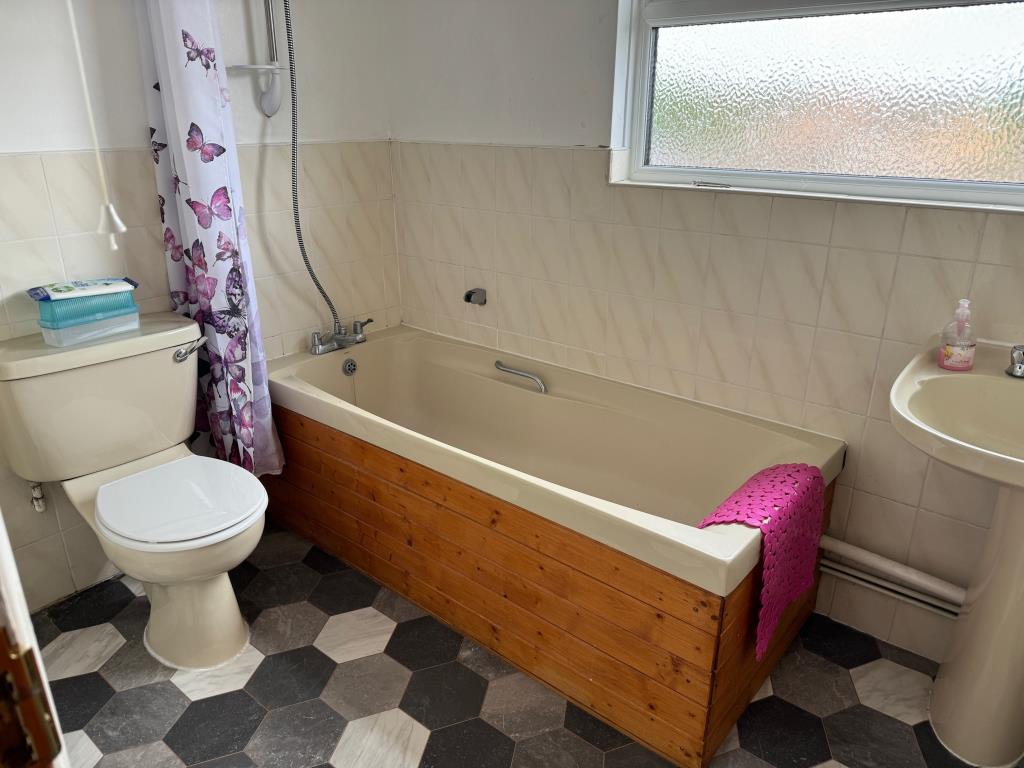 Lot: 113 - FOUR-BEDROOM HOUSE FOR REFURBISHMENT - Bathroom